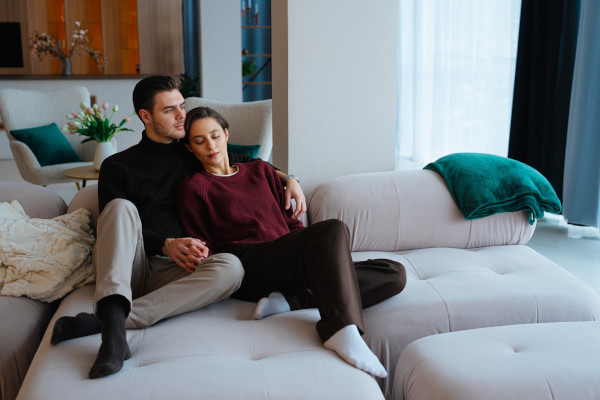 Ein Paar in Stuttgart kuschelt auf dem Sofa nach einer Paarberatung